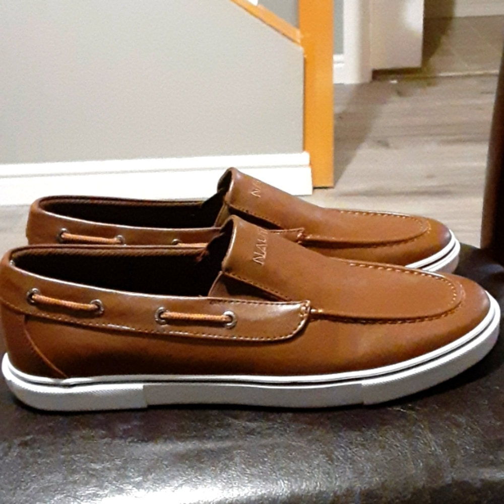 Nautica Twin Gore Slip On shoe. size 11.  Brown